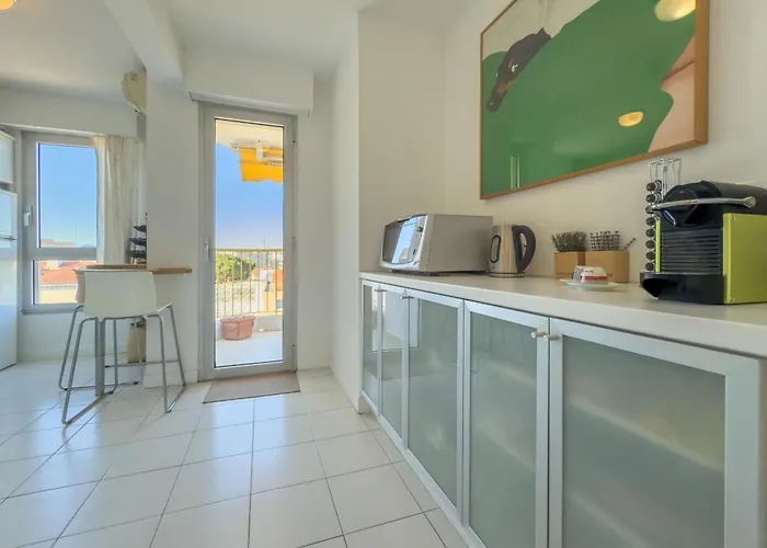 Daire The Artist By Winsome Destination