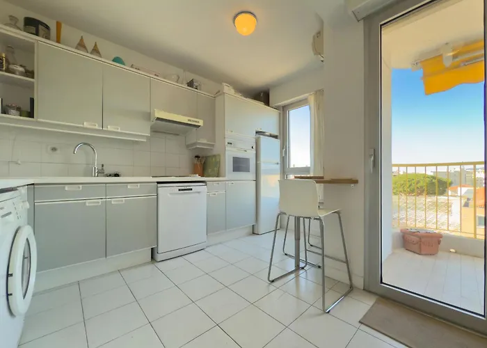 Daire The Artist By Winsome Destination